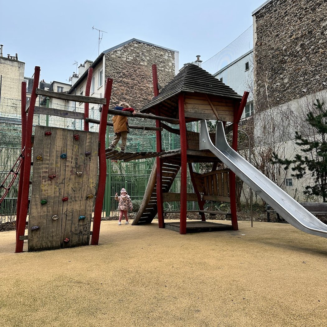 Square de la Rue Hélène 3